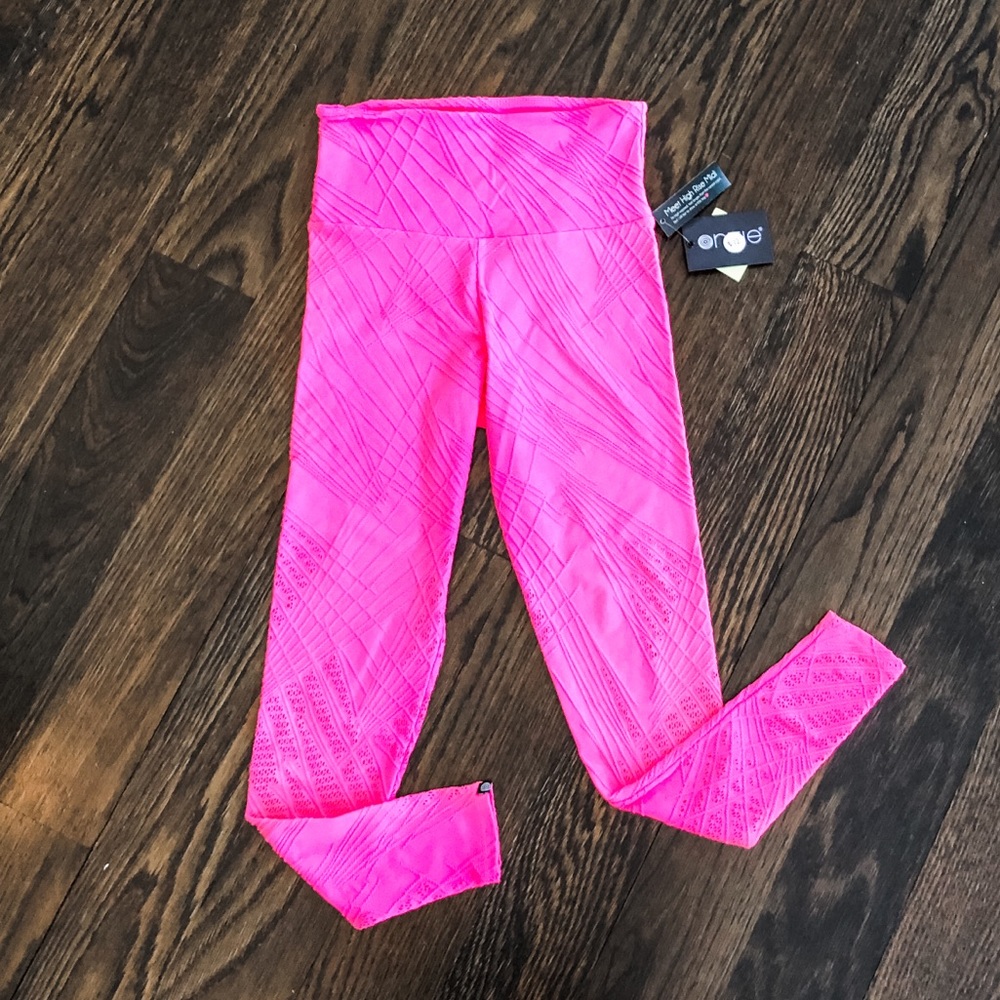 Onzie Selenite Neon Pink leggings